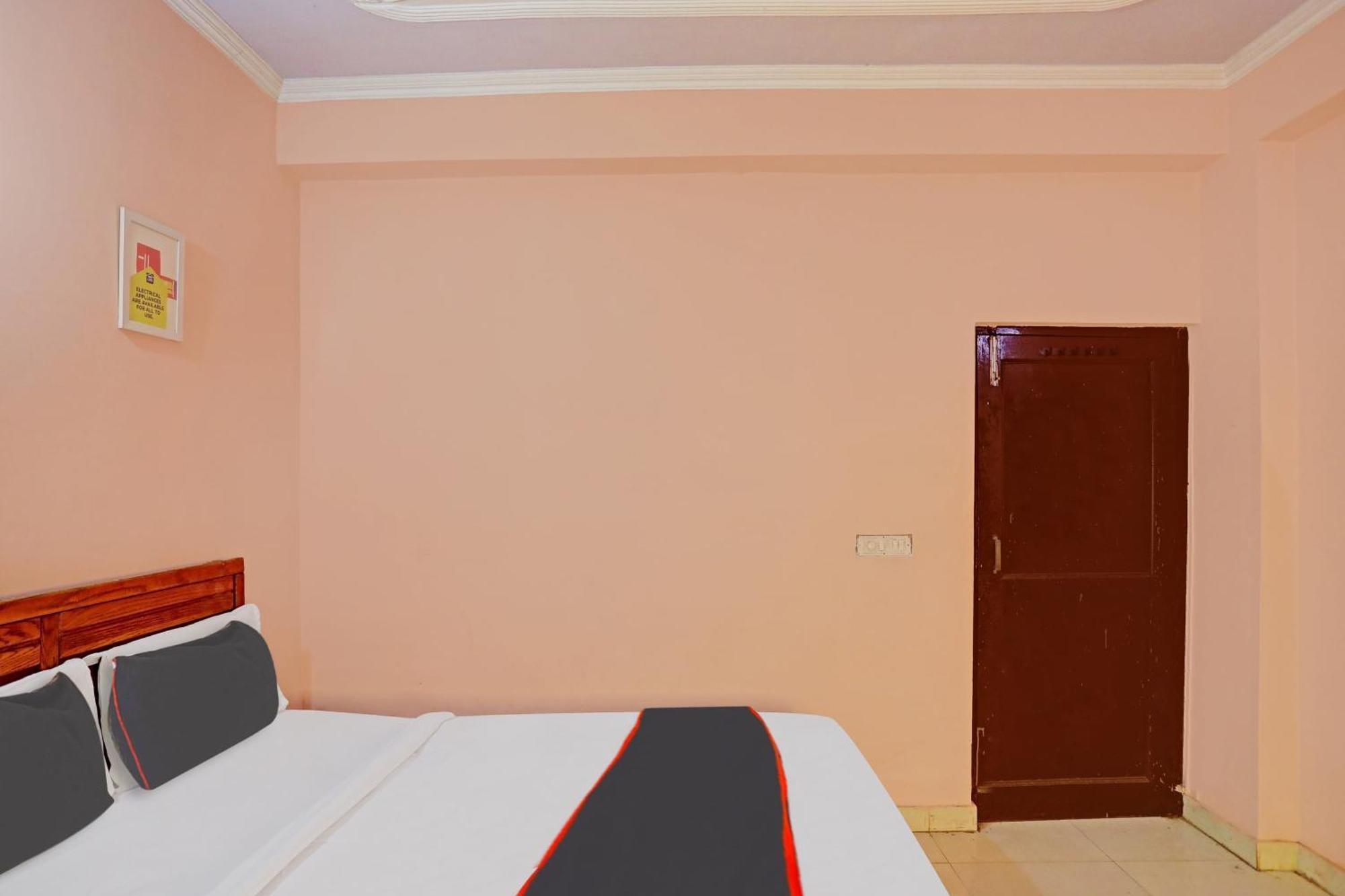 Collection O Mayank Guest House Near Iskcon Temple Noida Kālkāji Devi Zewnętrze zdjęcie