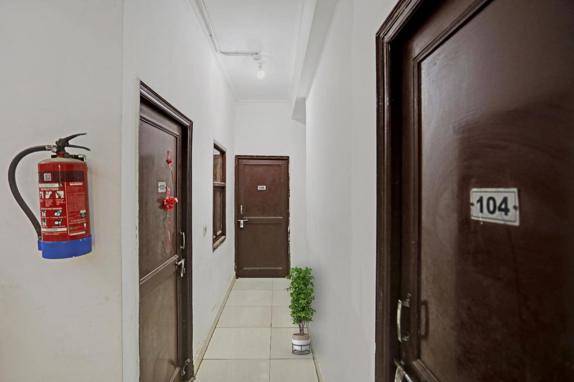 Collection O Mayank Guest House Near Iskcon Temple Noida Kālkāji Devi Zewnętrze zdjęcie